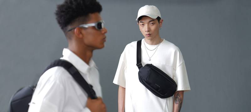 Наплечная сумка KORIN FlipSling 32х16х10 см, черная