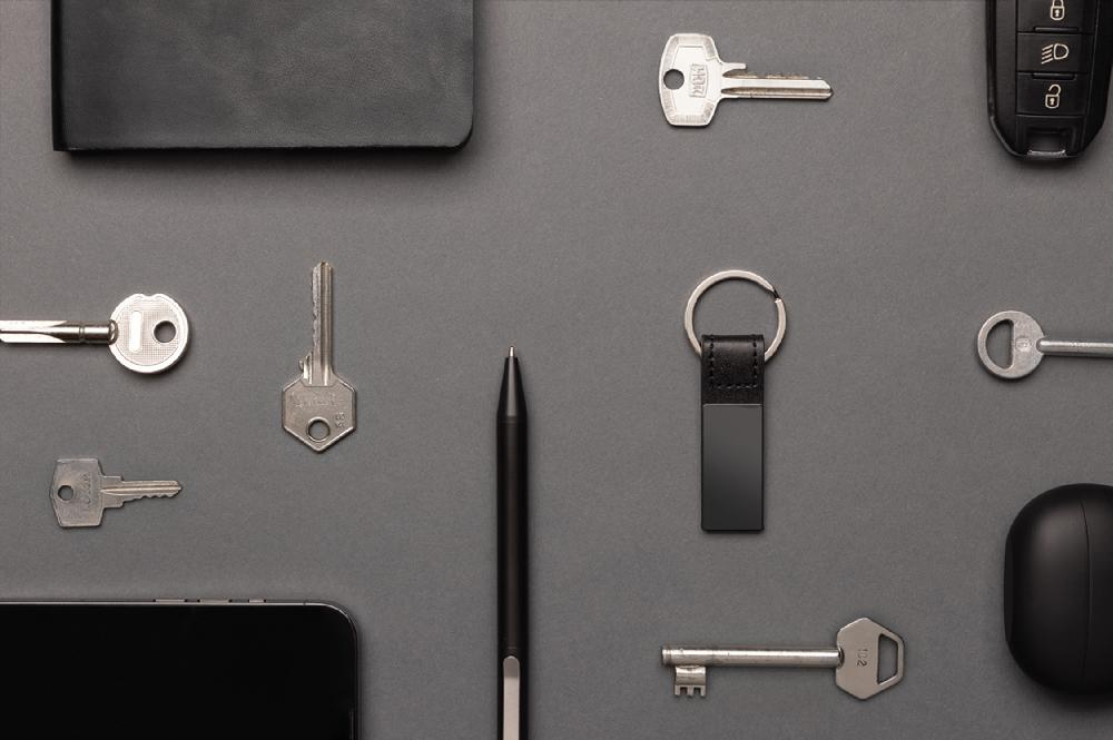 Брелок Luxury из полиуретана и переработанного цинка RCS