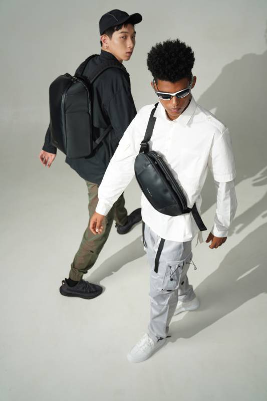 Наплечная сумка KORIN FlipSling 32х16х10 см, черная