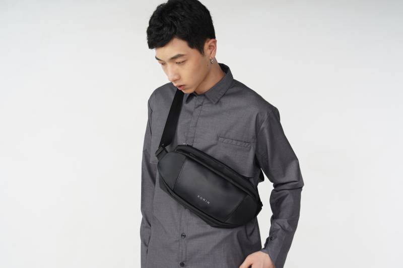 Наплечная сумка KORIN FlipSling 32х16х10 см, черная