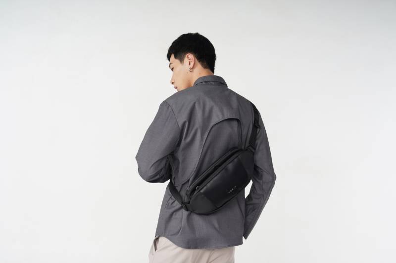 Наплечная сумка KORIN FlipSling 32х16х10 см, черная