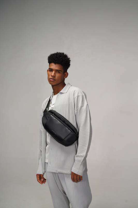 Наплечная сумка KORIN FlipSling 32х16х10 см, черная